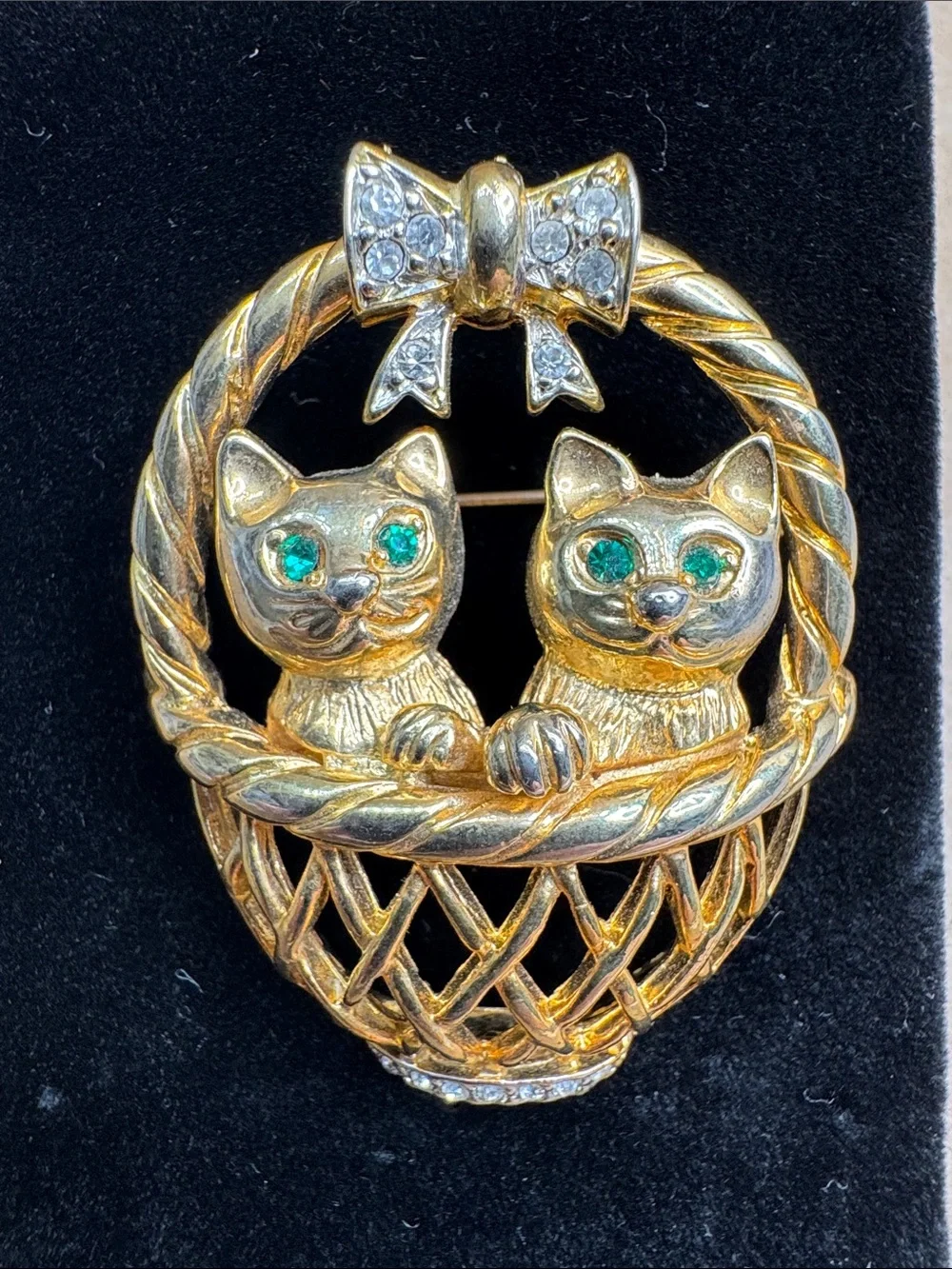 Vintage Gold-Tone Cat Basket Brooch with Green Eyes - Unbranded
